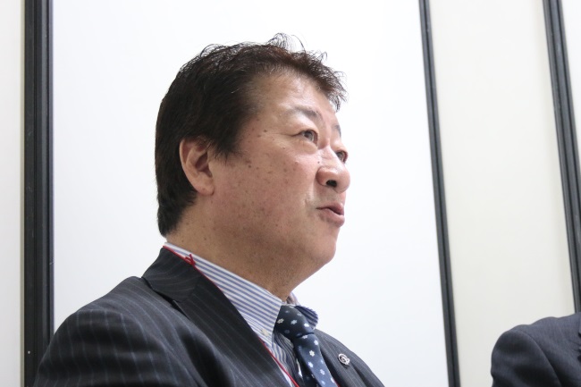 クロスフォー・土橋秀位代表取締役社長/1954年生まれ、山梨県出身。大学卒業後に渡米し、米国宝石学会(GIA)で学び鑑定士の資格を取得する。1980年に土橋宝石貿易を創業し、1987年に株式会社シバト(現:クロスフォー)を設立。「クロスフォーカット」や「Dancing Stone」など、数々のイノベーションを生み出す個性溢れる企業の創業者にしてトップリーダー